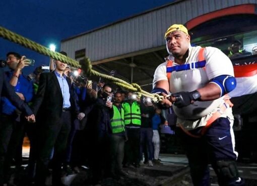 مصري صائم يدخل موسوعة غينيس بسحب قطار يزن 279 طناً