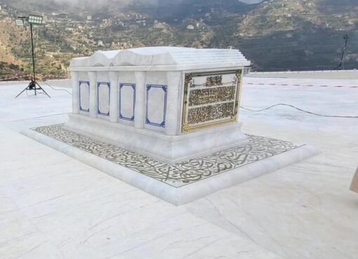 حدث غير مسبوق.. خيمة اعتصام تُنصب أمام قبر حسين الحوثي حدث غير مسبوق.. خيمة اعتصام تُنصب أمام قبر حسين الحوثي