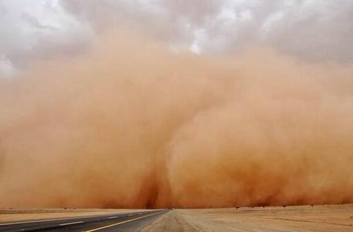 موجة غبار قوية تجتاح اليمن: تحذيرات من التغيرات الجوية