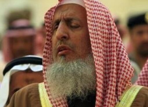 مفتي المملكة يصدر فتوى حول بث الصلوات المباشر: تحذير من الإساءة إلى الصلاة والتعرض للعواقب الدينية.