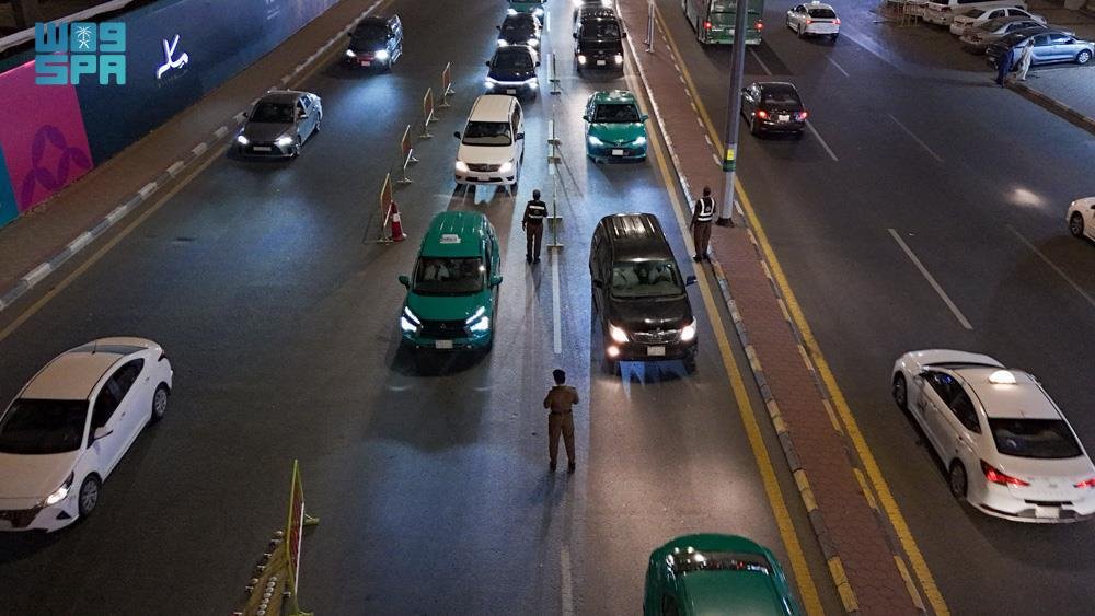 نعامة هاربة تُحدث فوضى على طريق الحرمين ورجال المرور يُنقذون الموقف