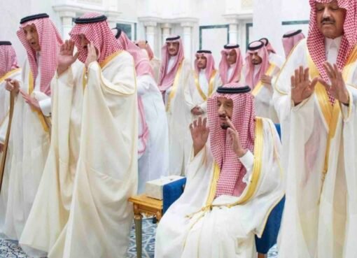 شاهد: الملك سلمان في صلاة العيد: أجواء إيمانية تجمع القيادة وكبار الشخصيات شاه: الملك سلمان في صلاة العيد: أجواء إيمانية تجمع القيادة وكبار الشخصيات