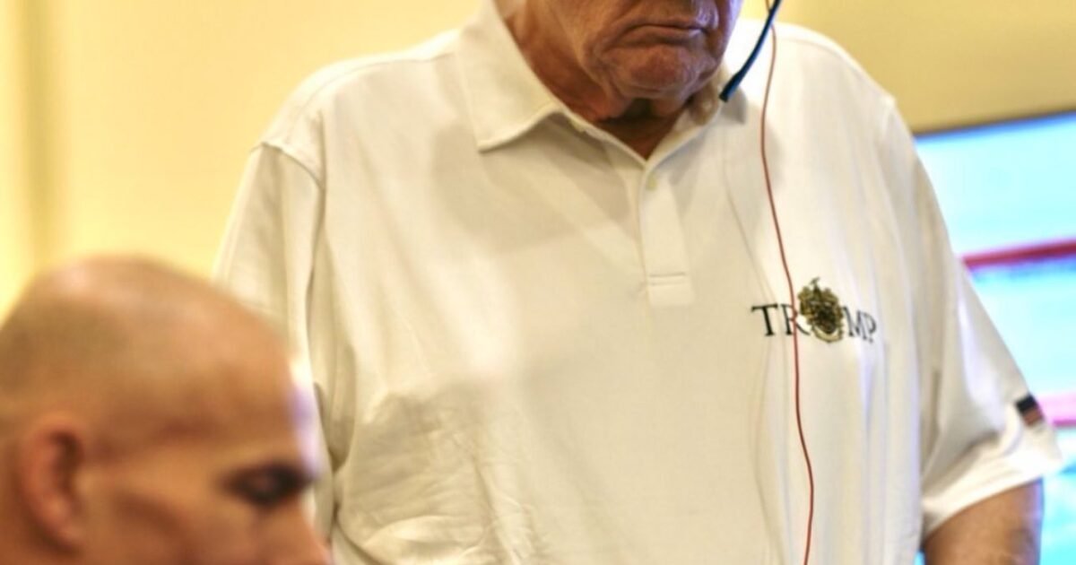البيت الأبيض ينشر صوراً للرئيس الأمريكي دونالد ترامب أثناء متابعته للعملية العسكرية للجيش الأمريكي ضد الحوثيين بصنعاء