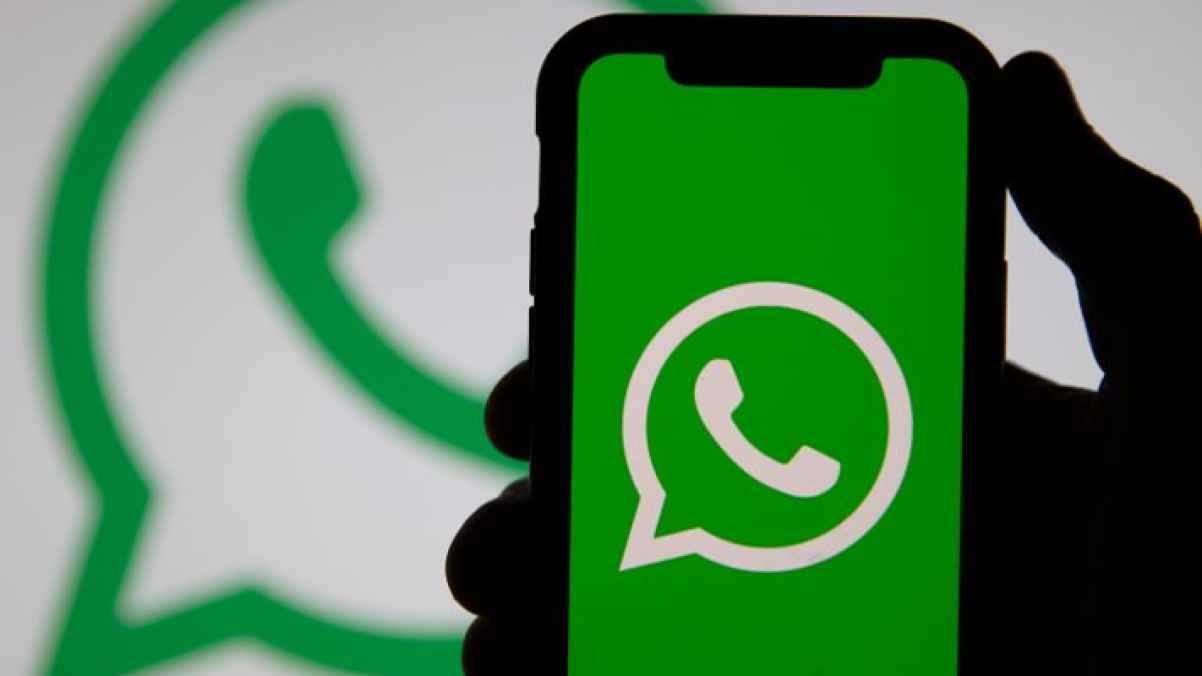 12 تطبيقا على الموبايل تصورك دون علمك وتسرق رسائل واتساب