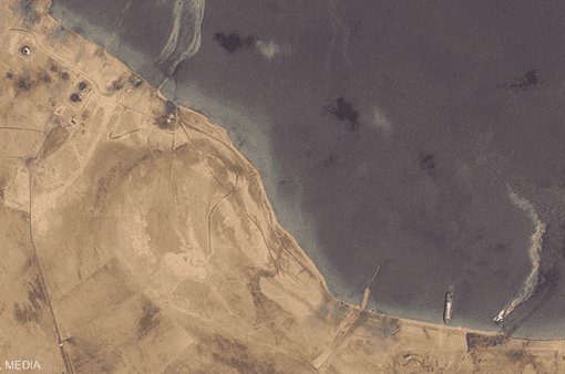 "رماد المعركة: صور فضائية تفضح مصير الدبابات في ميناء رأس عيسى"