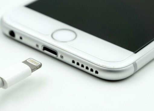 تحذير عاجل: شواحن مشهورة تهدد المنازل والسيارات بانفجارات خطيرة!