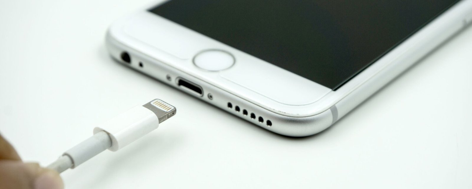 تحذير عاجل: شواحن مشهورة تهدد المنازل والسيارات بانفجارات خطيرة!