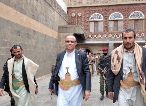 "ظهور مفاجئ: القيادي الحوثي المشاط يكسر الصمت بعد أنباء عن استهدافه بغارة أمريكية".