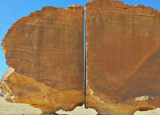 الصخرة المشطورة: لغز جيولوجي يثير الدهشة في السعودية