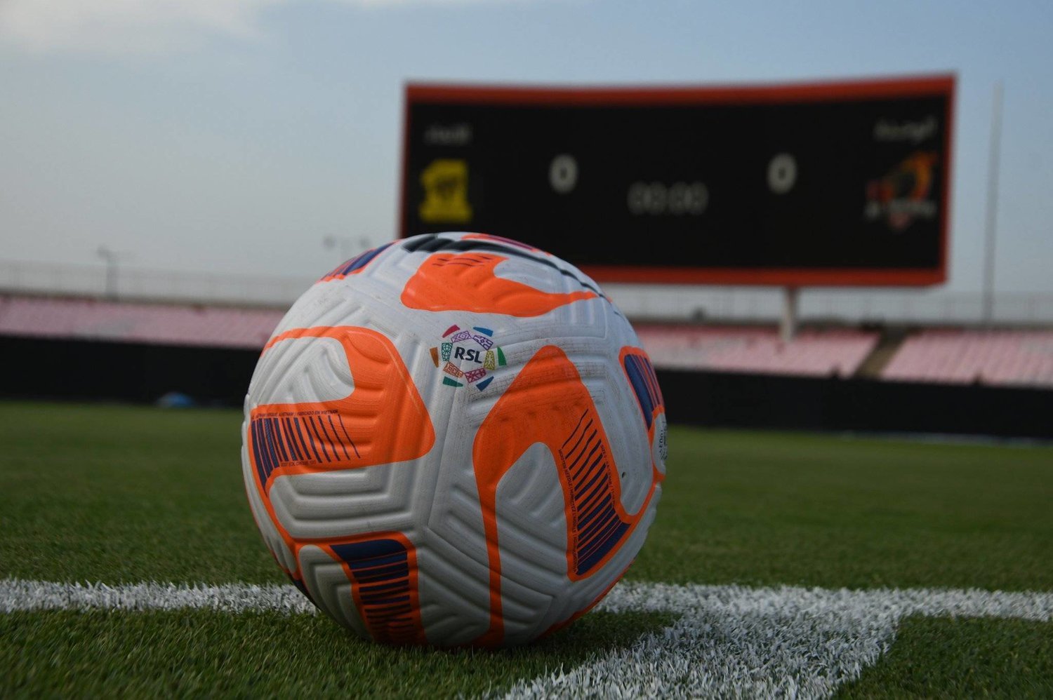 مواجهات حاسمة في دوري روشن ودوري يلو و: تعرف على مواعيد المباريات والقنوات الناقل