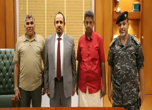 "سائق يمني يعثر على كنز داخل مركبته.. وتصرفه يحبس الأنفاس!"