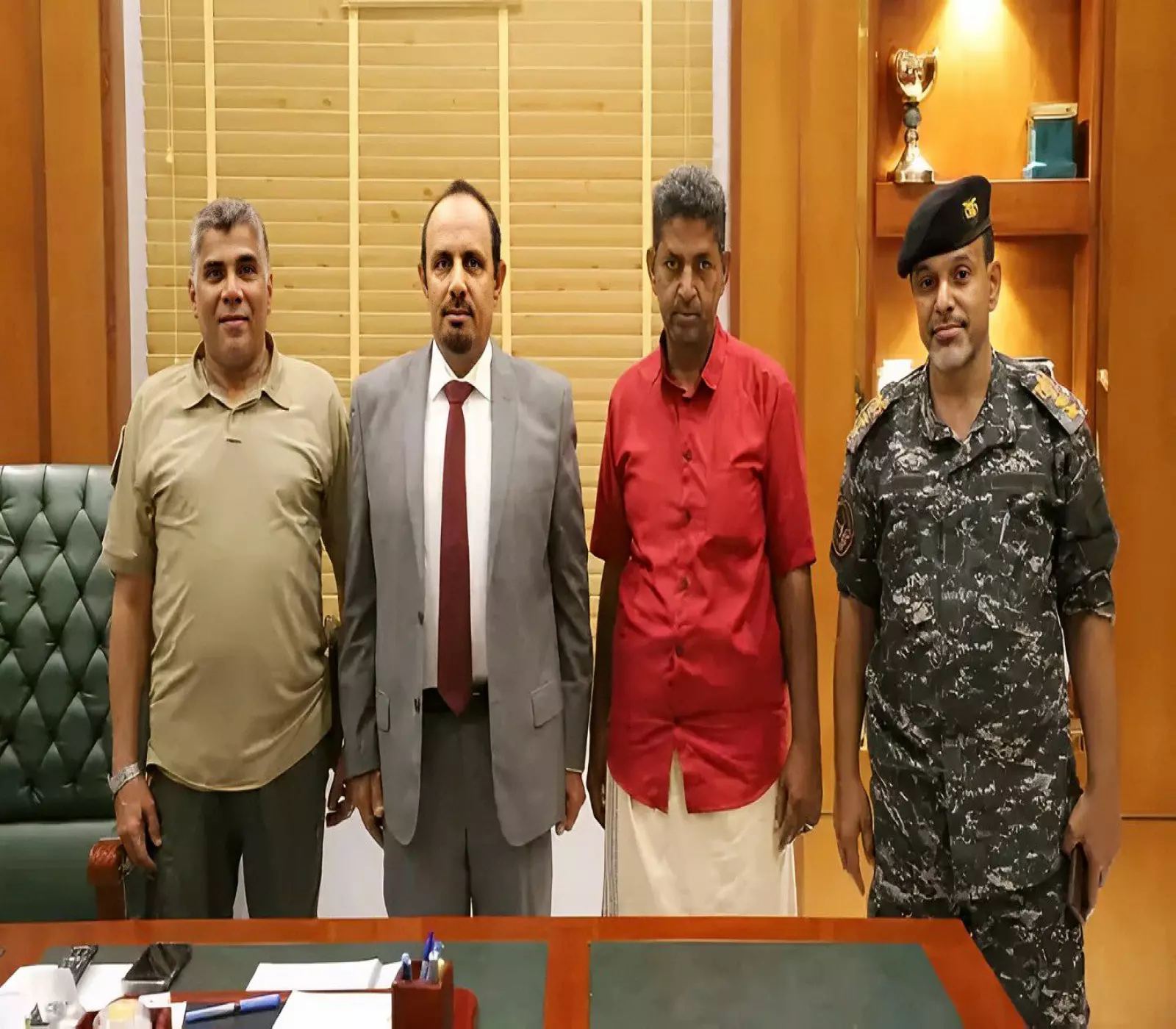 "سائق يمني يعثر على كنز داخل مركبته.. وتصرفه يحبس الأنفاس!"