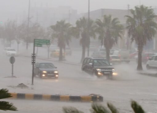 إنذار أحمر: منخفض جوي قوي يضرب السعودية بعواصف وأمطار غزيرة لمدة يومين