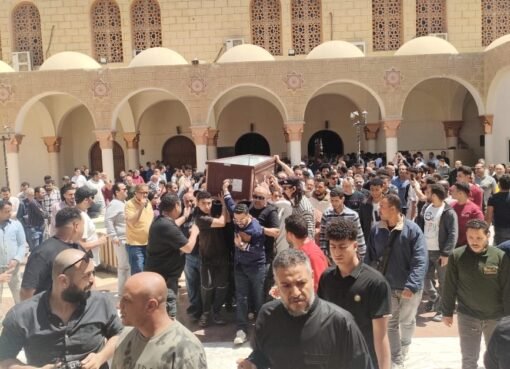 لحظة إنسانية مؤثرة: جنازة سليمان عيد تتحول إلى تجمع فني كبير لوداعه وسط انهيار وبكاء محبيه وزملائه