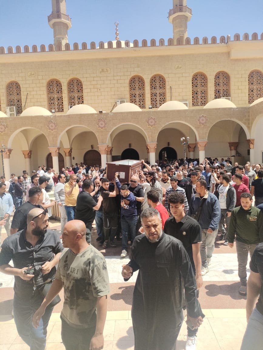 لحظة إنسانية مؤثرة: جنازة سليمان عيد تتحول إلى تجمع فني كبير لوداعه وسط انهيار وبكاء محبيه وزملائه