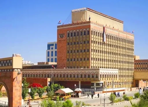 البنك المركزي في صنعاء يُصدر تعميمًا مفاجئاً للبنوك المحلية بشأن "الفئة البيضاء" من الدولار الأمريكي !
