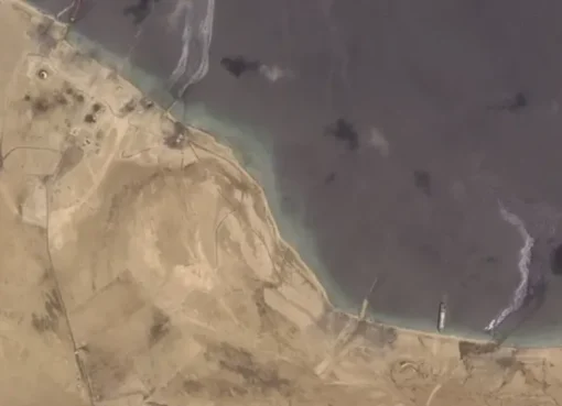 "صور الأقمار الصناعية تكشف أسرارًا عسكرية بعد الغارات الأمريكية على ميناء رأس عيسى!"