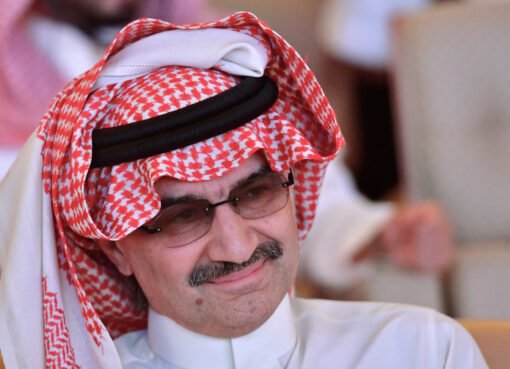 ركض ومزح: الأمير الوليد بن طلال يخطف الأنظار مع حفيدتيه... فيديو