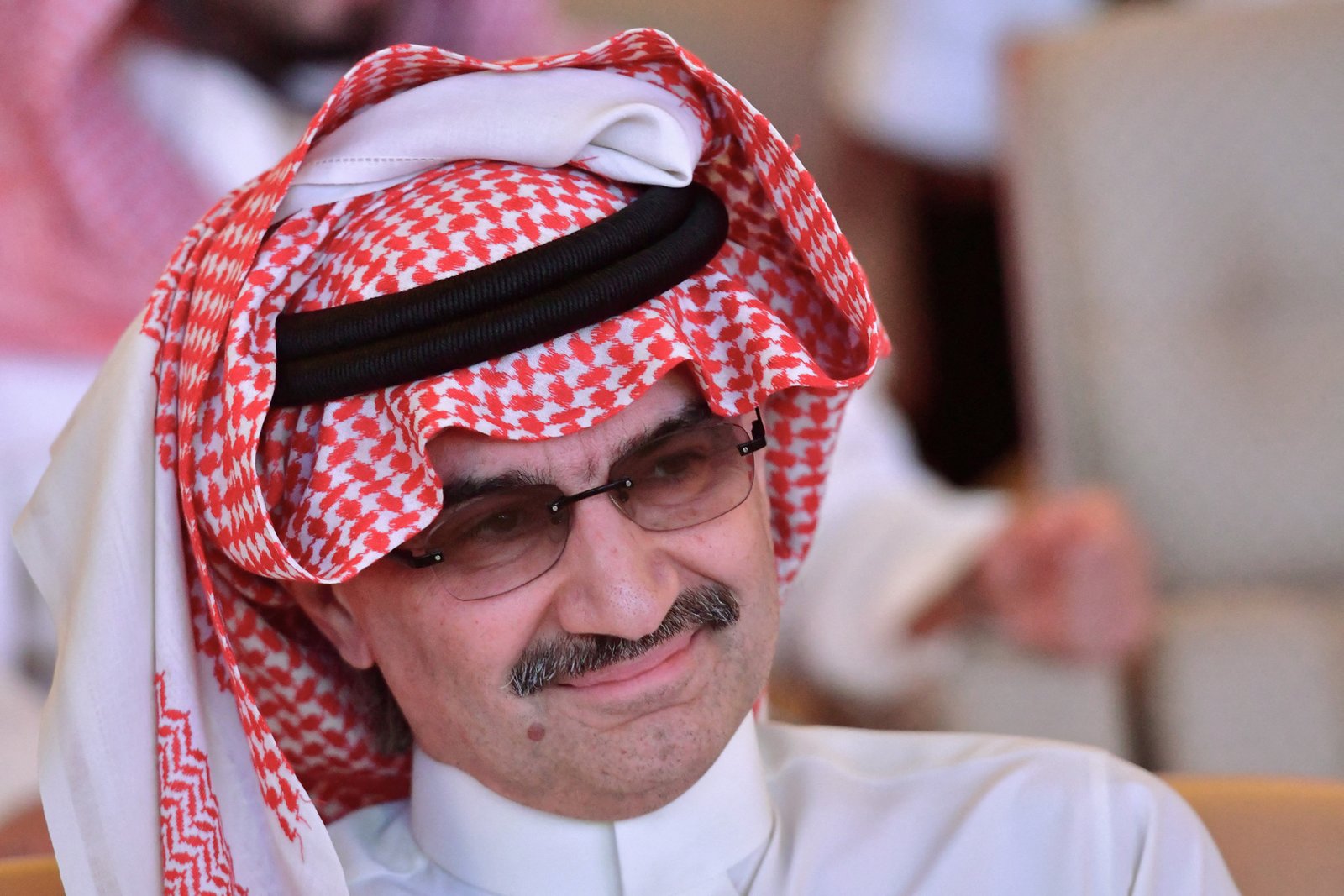 ركض ومزح: الأمير الوليد بن طلال يخطف الأنظار مع حفيدتيه... فيديو