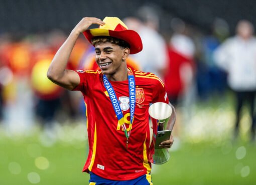 تهديد إنجليزي يُربك برشلونة: مستقبل لامين جمال في خطر