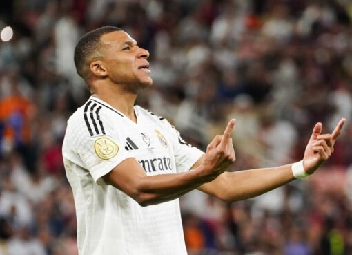 ريال مدريد يضرب بقوة: ثلاثية تاريخية رغم طرد مبابي