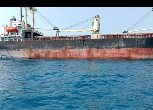 شاهد..أول باخرة عملاقة ترسو في ميناء المخا"..صورة