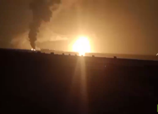 "البحر الأحمر في خطر: تداعيات كارثية بعد استهداف ميناء رأس عيسى"