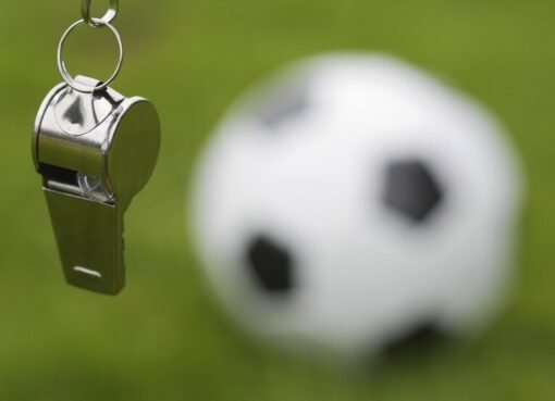 الملعب يشهد لحظة وداع غير متوقعة لحكم المباراة