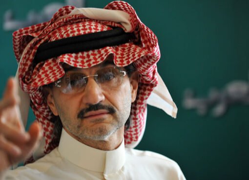 الوليد بن طلال في مواجهة ردود فعل غاضبة بعد نشر صورة لحفيداته