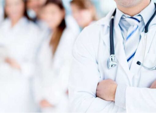 قرار صادم: منع طبيب مصري بارز من ممارسة الطب في مصر