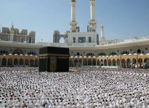 أصدرت وزارة الحج والعمرة السعودية، بيانًا رسميًا شددت فيه على ضرورة حصول الراغبين في أداء مناسك الحج لعام 2025، على تصاريح رسمية عبر المنصة الرقمية “نُسك”، وذلك بالتنسيق مع المنصة الرقمية الموحدة لإصدار تصاريح الحج منصة “تصريح”. وأوضح البيان، الذي نُشر عبر الحساب الرسمي للوزارة على منصة “إكس”، أن “جميع أنواع التأشيرات الأخرى غير تأشيرة الحج لا تمنح حاملها الحق في أداء الفريضة”، محذرًا من أن” محاولة الحج دون تصريح تعد مخالفة لأنظمة الحج المعمول بها”. كما حذرت الوزارة من “حملات الحج الوهمية، التي يتم الترويج لها عبر وسائل التواصل الاجتماعي، والتي تقدم وعودًا كاذبة بتوفير السكن والنقل في المشاعر المقدسة”. ودعت وزارة الحج والعمرة السعودية، المواطنين والمقيمين للإبلاغ عن أي حالات نصب أو احتيال عبر الاتصال بالرقم (911) في مناطق مكة المكرمة والرياض والمنطقة الشرقية، و(999) في باقي مناطق المملكة، مع التوصية بإبلاغ السلطات في الدول الأخرى عن أي إعلانات مضللة.