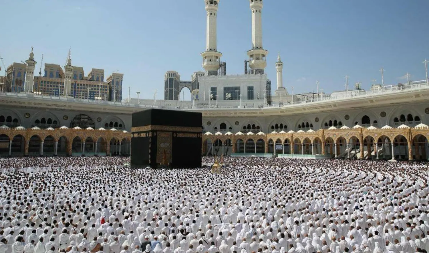 أصدرت وزارة الحج والعمرة السعودية، بيانًا رسميًا شددت فيه على ضرورة حصول الراغبين في أداء مناسك الحج لعام 2025، على تصاريح رسمية عبر المنصة الرقمية “نُسك”، وذلك بالتنسيق مع المنصة الرقمية الموحدة لإصدار تصاريح الحج منصة “تصريح”. وأوضح البيان، الذي نُشر عبر الحساب الرسمي للوزارة على منصة “إكس”، أن “جميع أنواع التأشيرات الأخرى غير تأشيرة الحج لا تمنح حاملها الحق في أداء الفريضة”، محذرًا من أن” محاولة الحج دون تصريح تعد مخالفة لأنظمة الحج المعمول بها”. كما حذرت الوزارة من “حملات الحج الوهمية، التي يتم الترويج لها عبر وسائل التواصل الاجتماعي، والتي تقدم وعودًا كاذبة بتوفير السكن والنقل في المشاعر المقدسة”. ودعت وزارة الحج والعمرة السعودية، المواطنين والمقيمين للإبلاغ عن أي حالات نصب أو احتيال عبر الاتصال بالرقم (911) في مناطق مكة المكرمة والرياض والمنطقة الشرقية، و(999) في باقي مناطق المملكة، مع التوصية بإبلاغ السلطات في الدول الأخرى عن أي إعلانات مضللة.