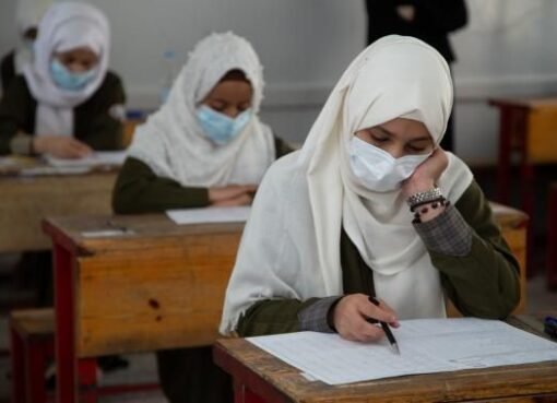 "الغش الذكي: كيف يستخدم الطلاب الذكاء الاصطناعي لاجتياز الامتحانات في مناطق النزاع؟"