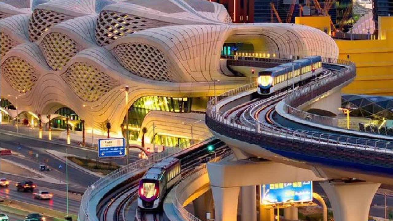 قطار الرياض يواصل التوسع: تشغيل محطتين جديدتين على المسار البرتقالي