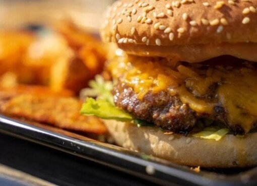 أمانة الرياض تحذر من وجبات تسبب التسمم وتكشف أسماء المطاعم