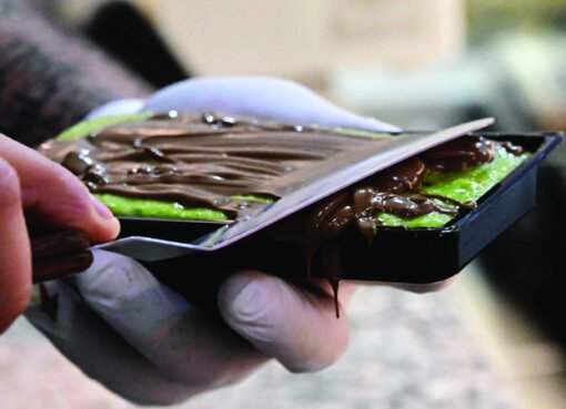 من الإمارات إلى العالم: كيف أصبحت شوكولاتة دبي سببًا في نقص الفستق وارتفاع أسعاره عالميًا؟