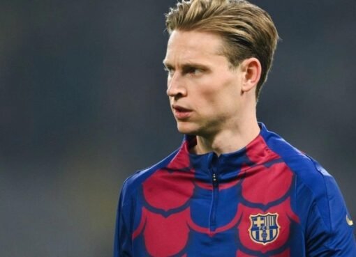 دي يونج يُفاجئ الجميع: التركيز على الحاضر بدلًا من أحلام الثلاثية