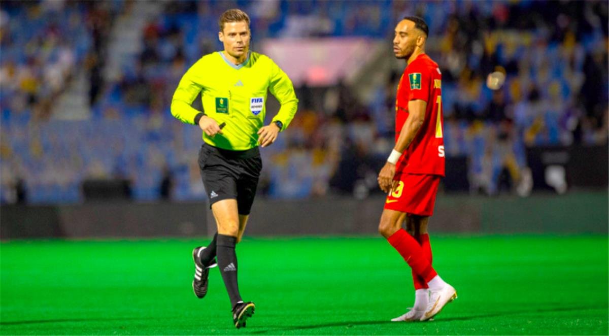 ركلة جزاء غير محتسبة: خطأ تحكيمي يُشعل الجدل في نصف نهائي كأس الملك