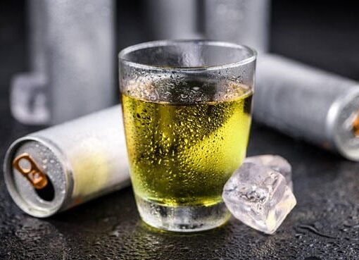 طبيب يحذر: مشروبات الطاقة قد تؤدي إلى مشاكل صحية خطيرة