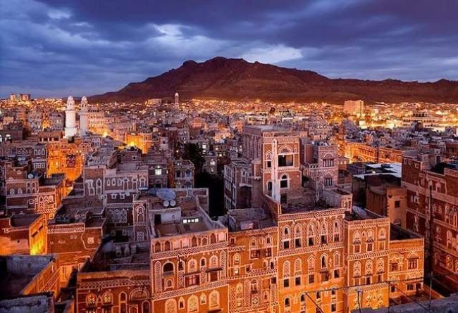 صنعاء تحت الضغط: قرارات حوثية مشددة وسط تصعيد الغارات الأمريكية