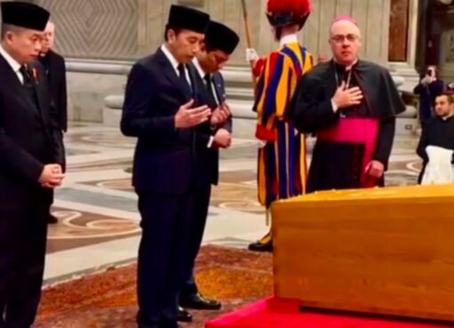 الرئيس الإندونيسي السابق جوكو ويدودو يثير الجدل: قراءة سورة الفاتحة أمام نعش البابا فرنسيس تشعل مواقع التواصل!فيديو