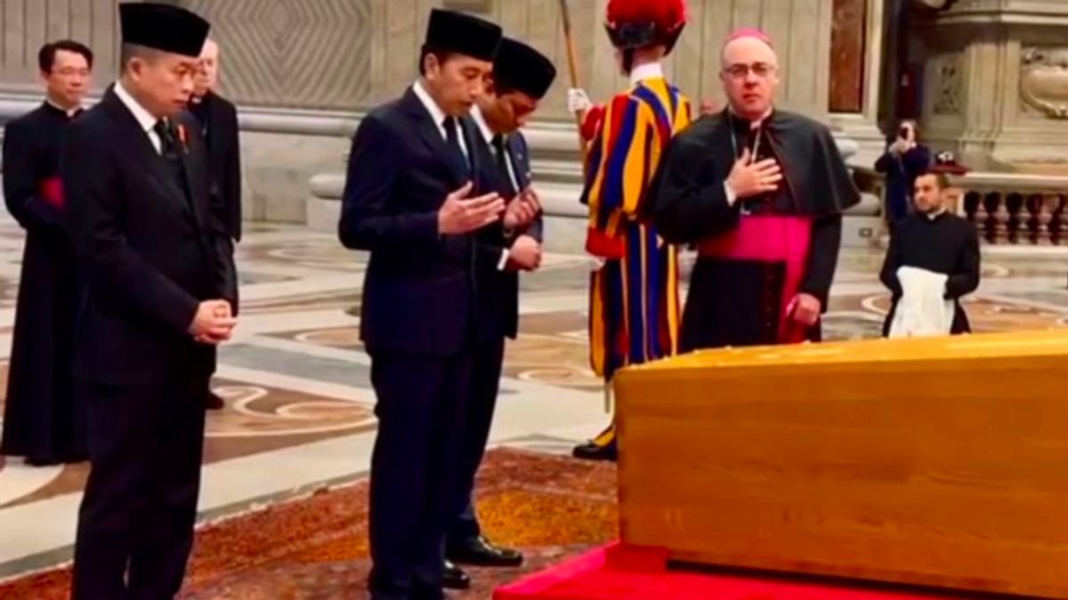 الرئيس الإندونيسي السابق جوكو ويدودو يثير الجدل: قراءة سورة الفاتحة أمام نعش البابا فرنسيس تشعل مواقع التواصل!فيديو