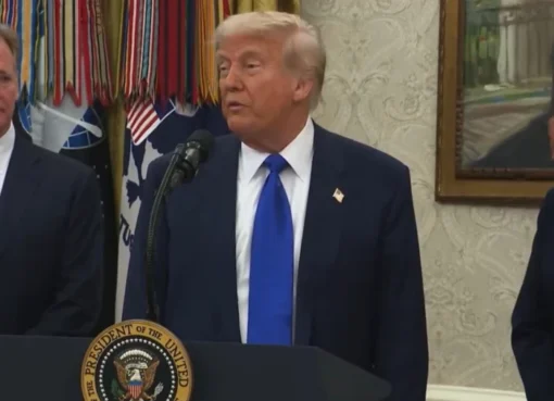 ترامب يكشف الحسابات العسكرية.. وقف الضربات ضد الحوثيين وتحذير بشأن إسرائيل