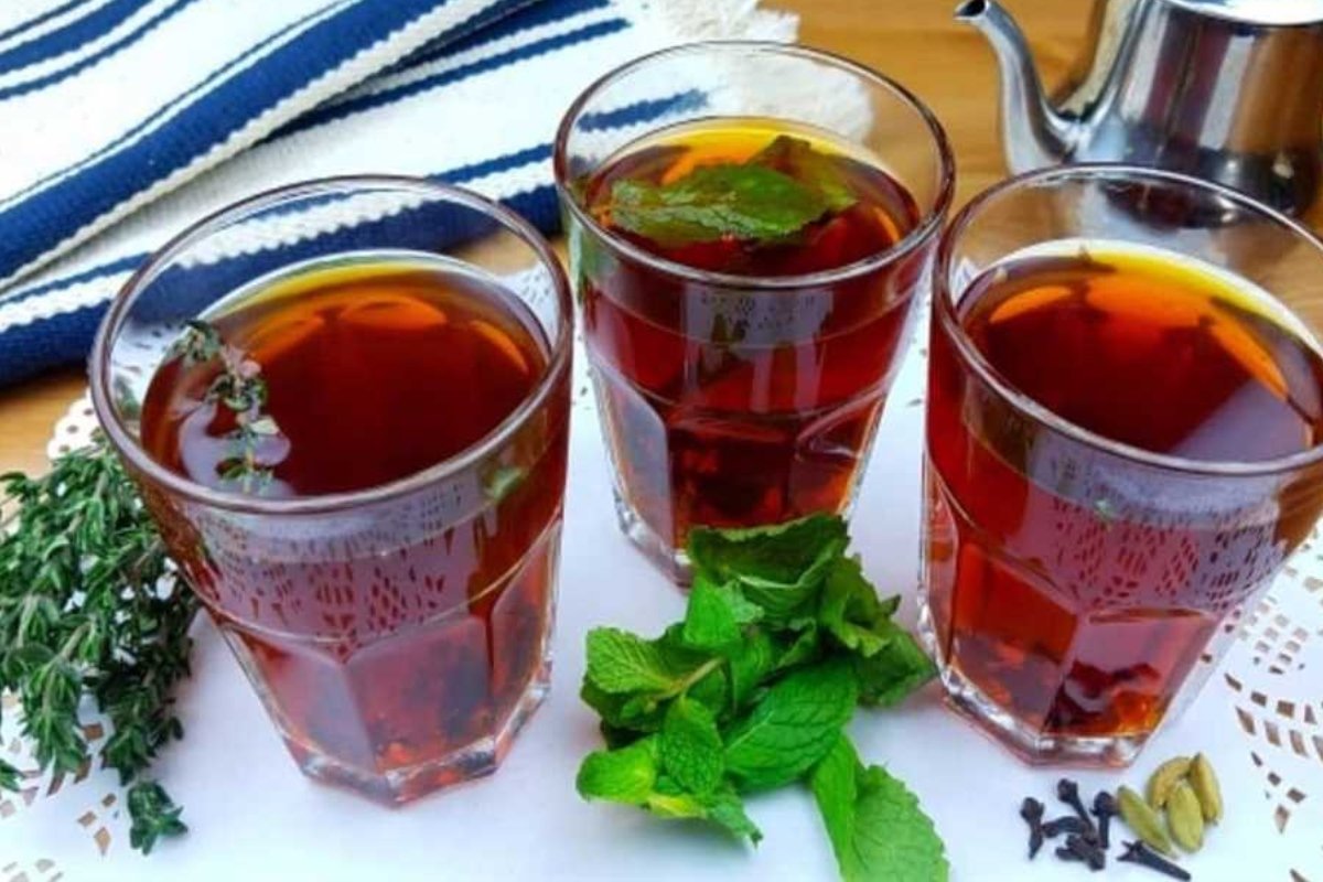 معجزة الطبيعة: عشبة رخيصة تُشرب مع الشاي.. درع وقاية ضد 5 أمراض فتاكة!