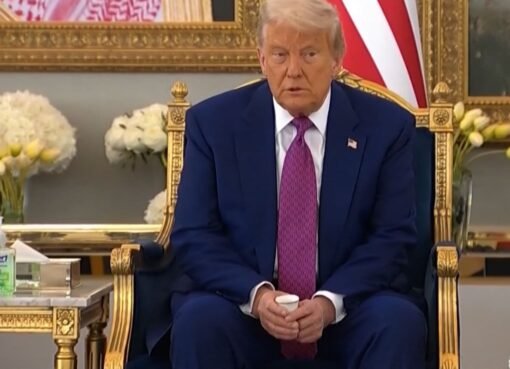 جدل حول قهوة ترامب في السعودية: هل رفضها أم لم تُعرض عليه؟ الفيديو يكشف الحقيقة