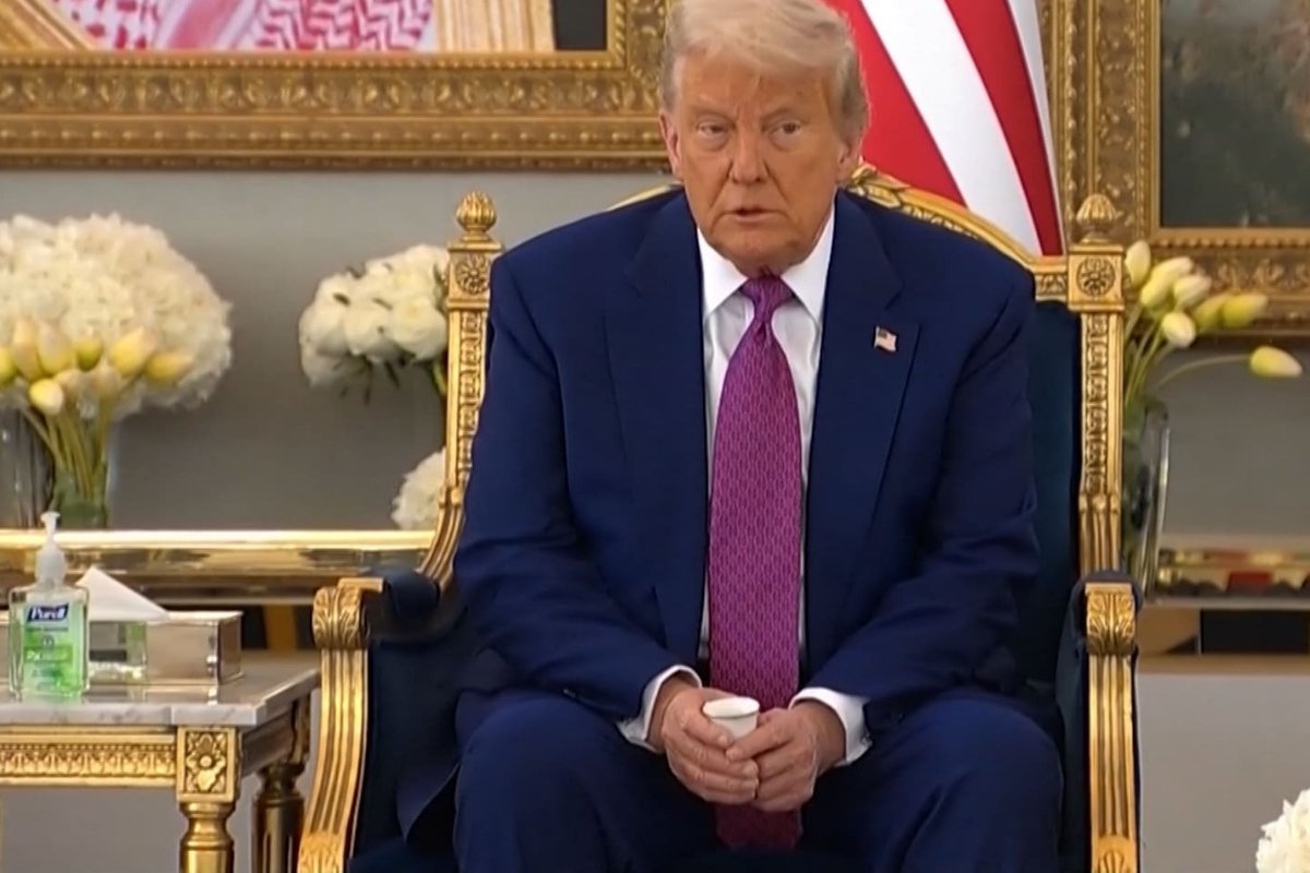 جدل حول قهوة ترامب في السعودية: هل رفضها أم لم تُعرض عليه؟ الفيديو يكشف الحقيقة