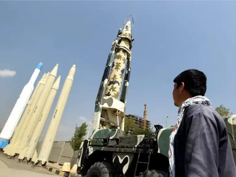 انهيار مفاجئ في صفوف الحوثيين.. خسائر ثقيلة تهز القوة الصاروخية والطيران المسير!