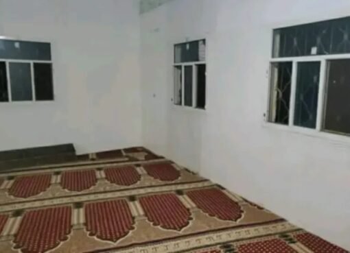 مسجد بلا أبواب ولا نوافذ.. جريمة سرقة تثير الدهشة في صنعاء!