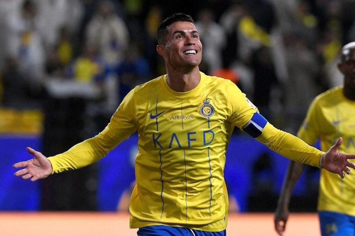 صدمة الموسم: هل يُفجر الهلال مفاجأة ويخطف رونالدو من النصر بشروط "خيالية" قبل المونديال؟