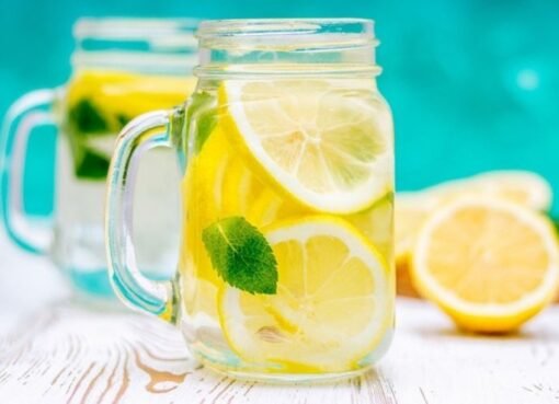 احذروا مشروب الصباح الشهير: 6 أضرار مفاجئة لشرب الماء بالليمون على الريق!